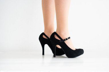 Çoraplı ve siyah ayakkabılı genç beyaz kadın bacakları.