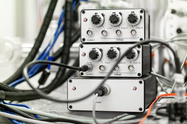 3 bilim laboratuvarına bağlı çeşitli kablolar ve kablolar seçildi