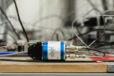 Bilim laboratuarı deneyleri elektrik çizgili ekseni izliyor.