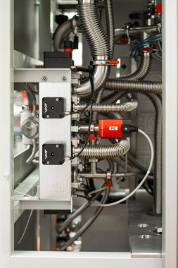 Bilim laboratuarı endüstriyel ekipman paneli kablolarla borulama