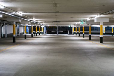Yeraltı otoparkının içinde bariyer girişi olan boş.