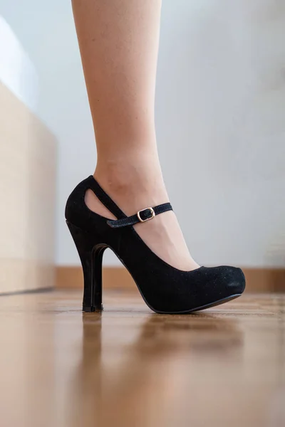 Caucásico piernas femeninas de cerca disparo usando negro tacón alto zapato — Foto de Stock