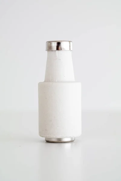 Cartucho de fusível elétrico de cerâmica branca com ponta de metal de perto — Fotografia de Stock