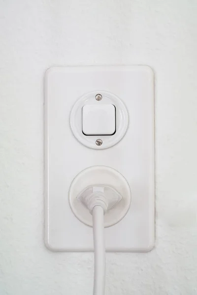 Enchufe eléctrico montado en la pared blanca e interruptor de luz de cerca sh —  Fotos de Stock