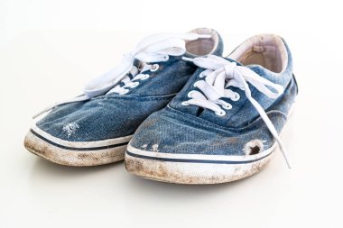 Çift ya da çok kötü yıpranmış kirli mavi günlük ayakkabılar