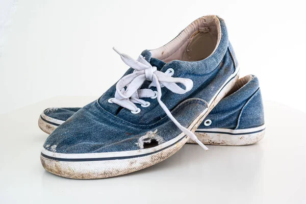 Paar of zeer slecht versleten vuil blauw casual vrijetijdsschoenen met — Stockfoto