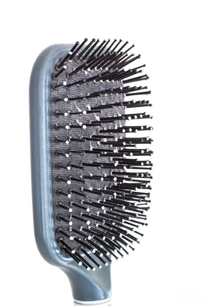 Szürke, jól használt hajkefe fogantyúval és látható kopásnyomokkal — Stock Fotó