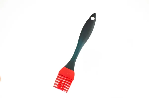 Une seule brosse de cuisine en silicone rouge en plastique gros plan isolé — Photo