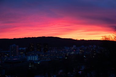 Zürih şehri üzerinde pembe ve mor alevli bulutlarla güzel gün batımı gökyüzü İsviçre 2020