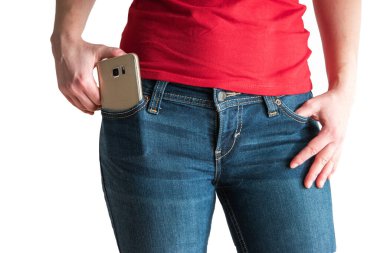 Beyaz kadın, kırmızı tişörtlü, mavi kot pantolonlu akıllı telefon modelliği yapan, beyaz 2020 'de izole edilmiş bir yüz yok.