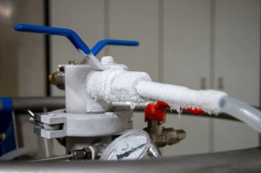 2020 'de bir bilim laboratuarında yüksek basınçlı nitrojen tankında donmuş borular ve valfler.