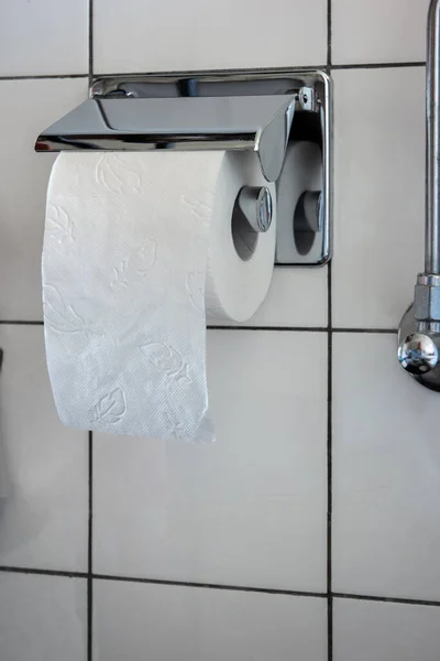 Volle Rolle Geschichtetes Toilettenpapier Das Nahaufnahme Badezimmer Auf Dem Ständer — Stockfoto