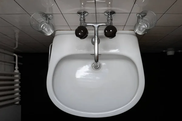Fürdőszoba Mosdó Csap Tetejére Néző Deaturált Nincs Ember 2020 — Stock Fotó