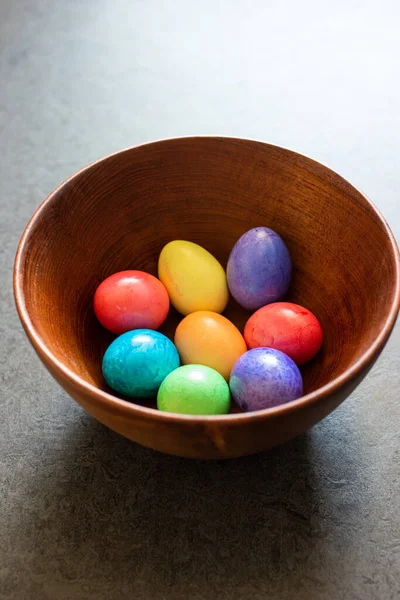 Colorido Pintado Easter Eggs Uma Tigela Madeira Marrom Tiro Luz — Fotografia de Stock