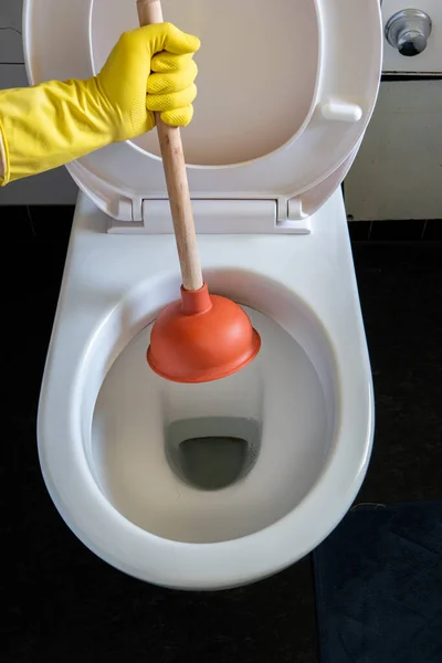 Kaukasische Männerhand Gelbem Latex Handschuh Der Eine Saubere Toilettenschüssel Mit — Stockfoto