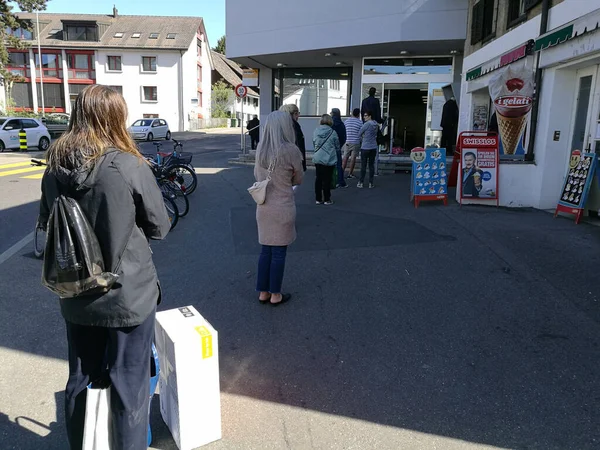 Zürih Hongg İsviçre 2020 'deki yerel postanede 2 metre sosyal mesafe çalışması yapan insanlar.