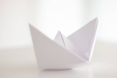 Beyaz katlanmış kağıt tekne kenarı görünümü 2020 alanının sığ derinliğinde izole edilmiş.