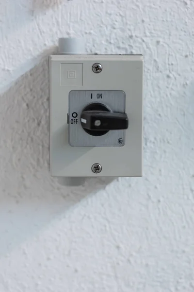 Mały Kwadratowy Wyłącznik Elektryczny Wyłączonymi Oznaczeniami Ustawiony Ścianie Widok Bliska — Zdjęcie stockowe