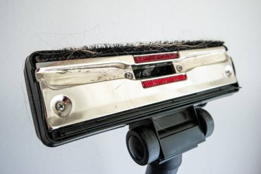 Elektrikli süpürge tabanlı fırça saç ve kir dolu. Yakın çekim 2020.