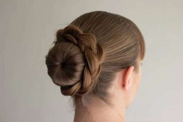 Joven Mujer Caucásica Con Pelo Rubio Usando Moño Francés Hecho — Foto de Stock