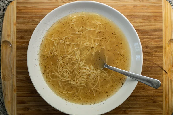 Sopa Vitela Cozida Com Macarrão Ovo Uma Tigela Branca Colher — Fotografia de Stock