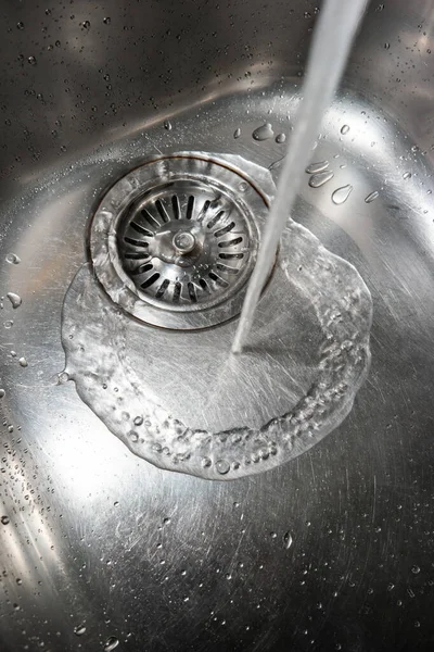 Silver Metal Kitchen Sink Close Shot Running Tap Water Drain — Stock Photo, Image