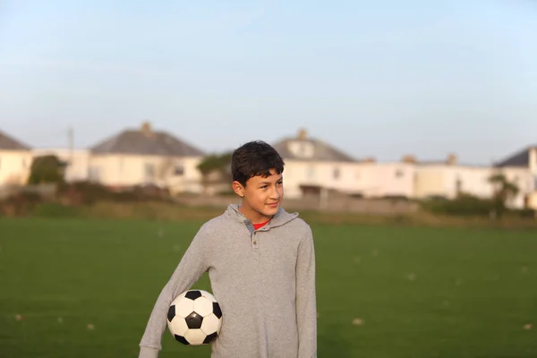 Sonriente chico con pelota de fútbol —  Fotos de Stock