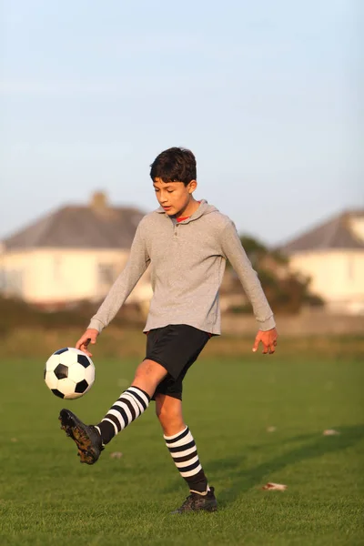 Sorrindo menino com bola de futebol — Fotografia de Stock