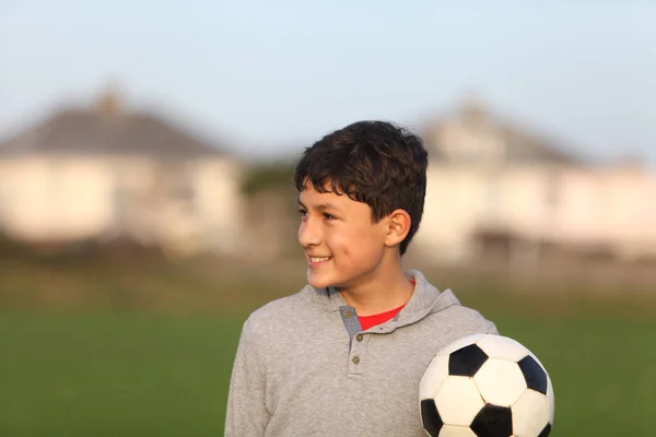 Sonriente chico con pelota de fútbol — Foto de Stock