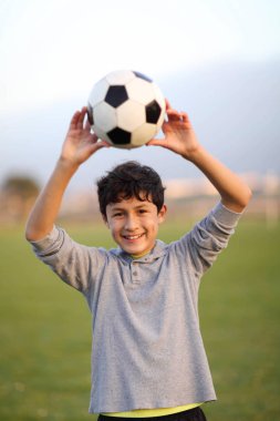 Genç teen çocuk futbol ile oyun alanı