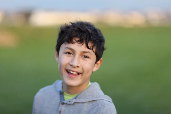 Мальчик-подросток на игровом поле — стоковое фото