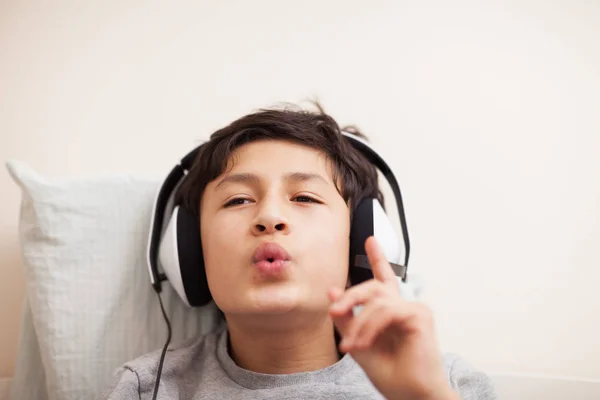 Młody chłopak ze słuchawkami — Zdjęcie stockowe