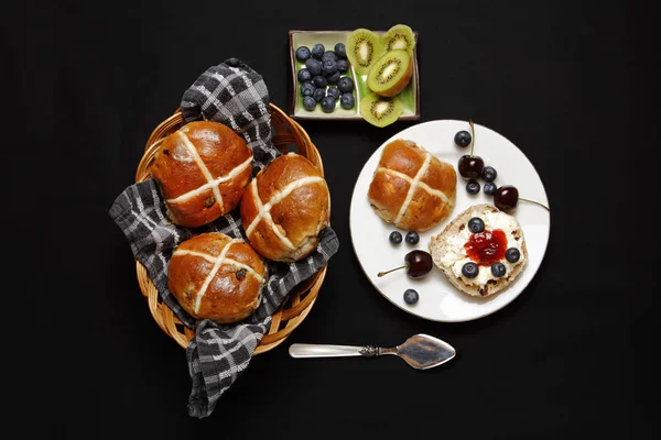 Bollos Pascua Con Mermelada Crema Coagulada Arándanos Kiwi —  Fotos de Stock