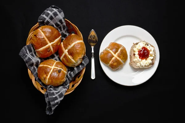 Bollos Pascua Con Mermelada Crema Coagulada Arándanos Kiwi —  Fotos de Stock