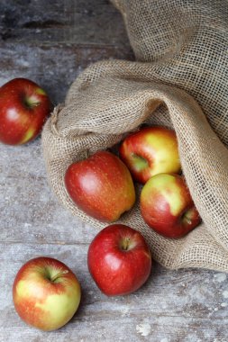 Eski ahşap masa kopya alanı ile bir torba üzerinden dökülmesini taze havuç