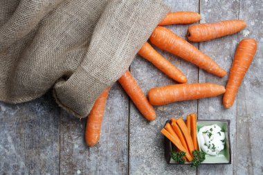 Eski ahşap masa bir torba üzerinden dökülmesini taze havuç