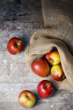 Eski ahşap masa kopya alanı ile bir torba üzerinden dökülmesini taze havuç