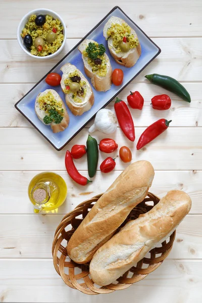 Broodjes in de mand met knoflook en olijfolie — Stockfoto