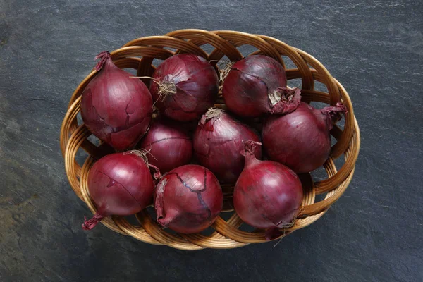 Red Onions Wicker Basket Slate Table Top — Stock Photo, Image