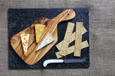 Karanlık gıda - mavi Stiltons ve mavi Shropshire peynir bir zeytin ahşap pansiyon - Üstten Görünüm