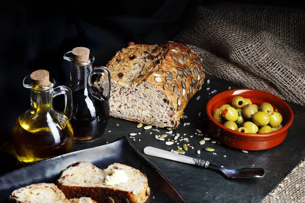 Alimento Oscuro Pan Semilla Calabaza Fresca Con Aceite Oliva Mantequilla —  Fotos de Stock