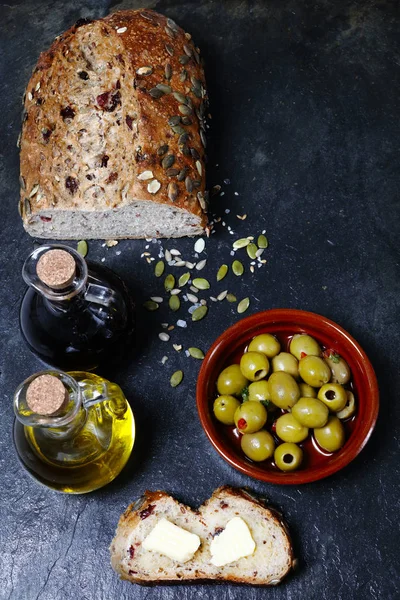 Alimento Oscuro Pan Semilla Calabaza Fresca Con Aceite Oliva Mantequilla —  Fotos de Stock