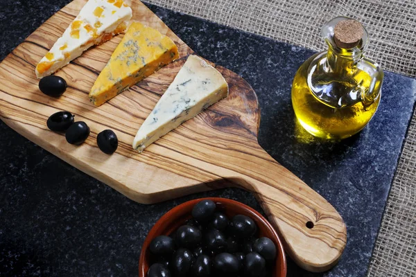 Dark Food Blue Stiltons Blue Shropshire Cheeses Olive Wood Board — Stock Photo, Image