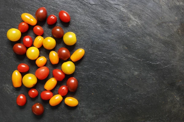 Assorti Rood Donker Geel Oranje Kleine Cherry Tomaten Leisteen — Stockfoto