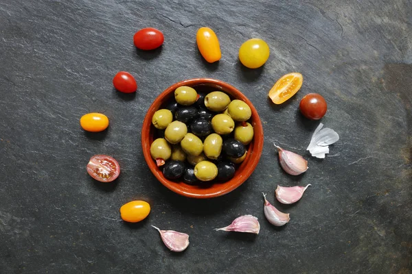 Disposizione Pomodorini Aglio Con Olive Ardesia — Foto Stock