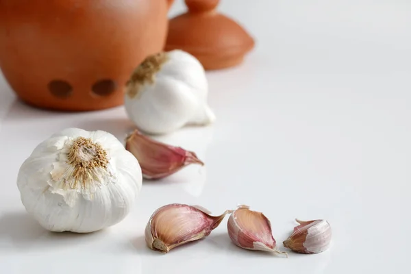 Close Garlic Cloves Pot White Table — Stock Photo, Image