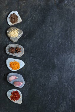 Üzerinde bir çizgi ile kopya alanı soldaki çakıl renkli baharat