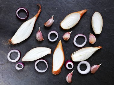 Fransız Echalion soğan, sarımsak ve kırmızı soğan kayrak üzerinde düzenleme