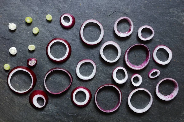 赤玉ねぎとスレートの背景にねぎサラダ玉ねぎのリング — ストック写真