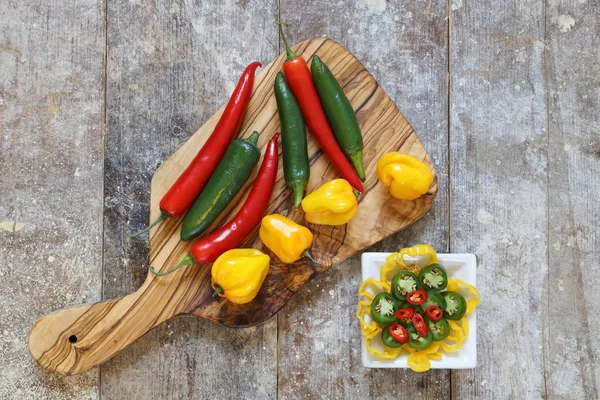 Overhead View Red Green Yellow Hot Peppers Wooden Board Sliced — Stock Photo, Image